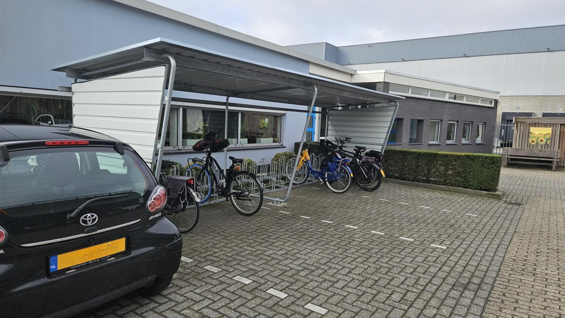 Fietsenrek met beugels 4000 BR met voorwielondersteuning onder fietsoverkapping