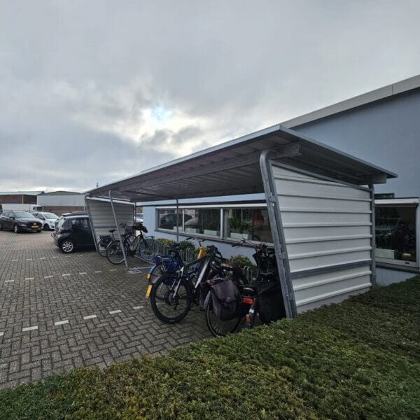 Fietsenrek voor fietsenstalling kopen Fietsenrek met beugels 4000 BR geplaatst bij Knauf Utrecht onder fietsoverkapping Umfeldt Type Siegen