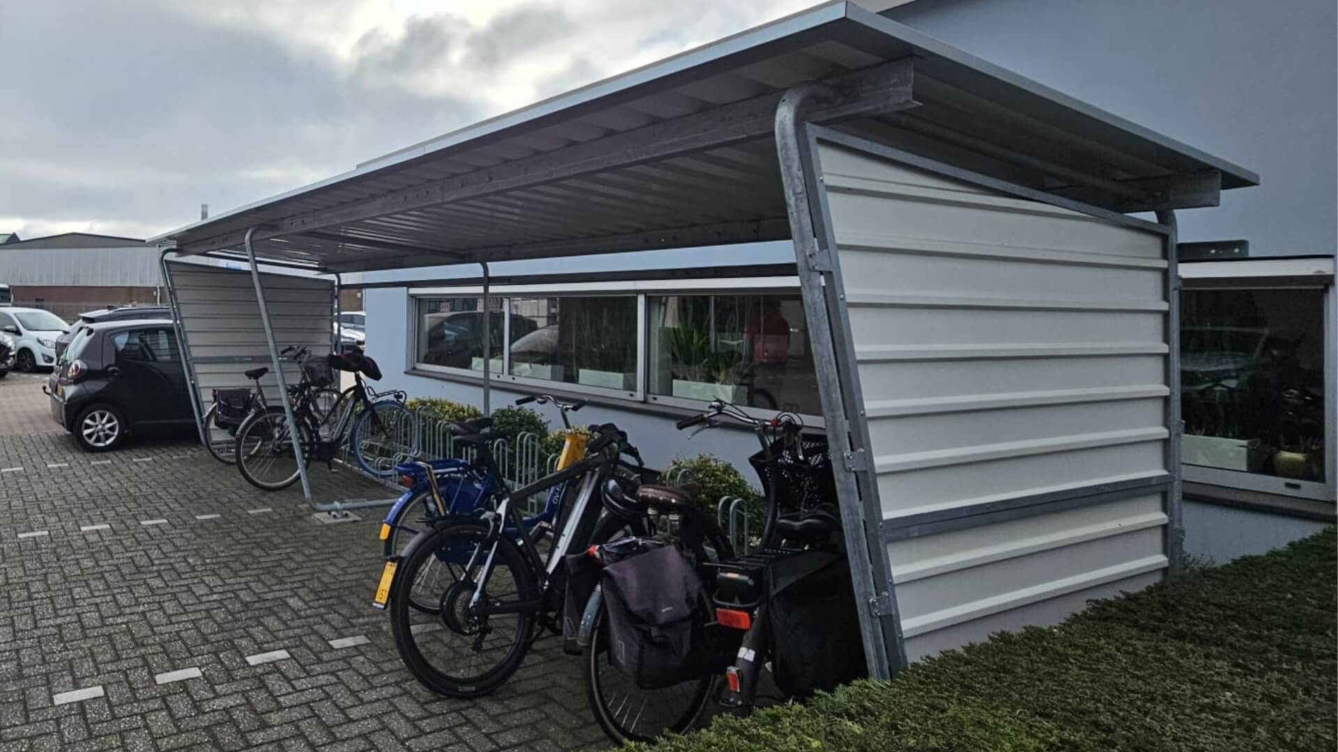 Fietsenrek met beugels 4000 BR onder fietsoverkapping bij Knauf Utrecht voor veilige fietsopslag