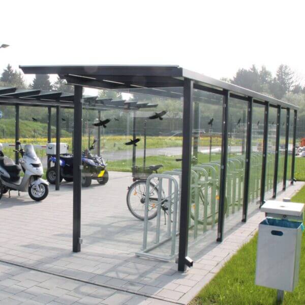 Fietsenstalling met glas en fietsnietjes voor veilig buitengebruik Overdekte fietsenstalling met glazen zijwanden en fietsnietjes