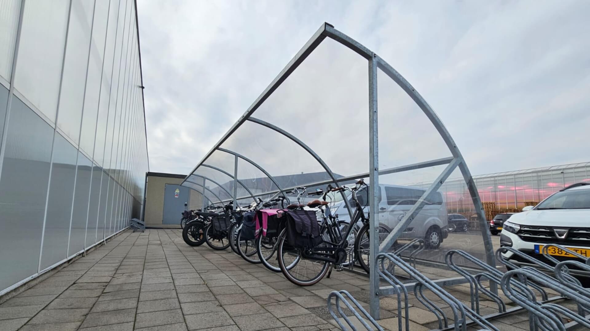 Fiets overkapping van 12 meter met verzinkt stalen frame en transparant polycarbonaat dak.