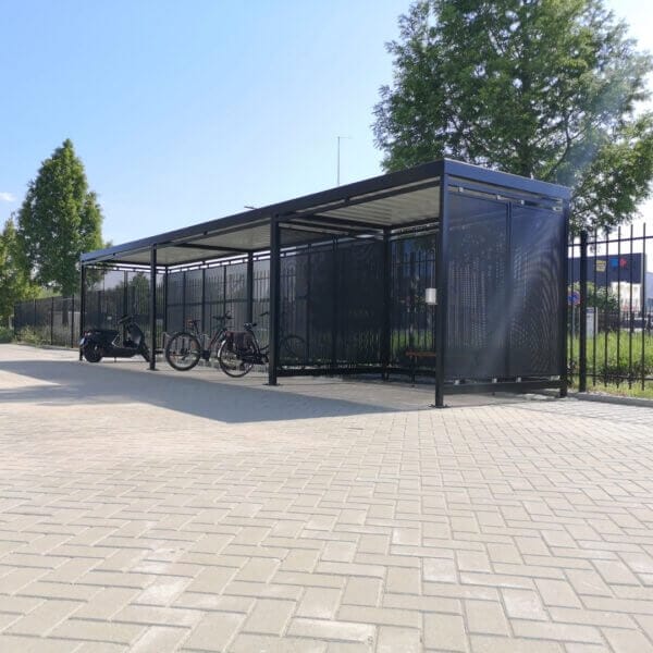 fietsoverkapping en rookabri met geperforeerde stalen wanden kopen Luxe fietsoverkapping met geperforeerde staalplaten en geïntegreerde rookabri met optionele zitbank en wandasbak.