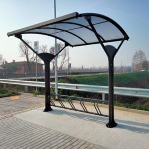 Fietsoverkapping van staal met gebogen polycarbonaat dak en fietsenrek voor 5 fietsen op bestrating