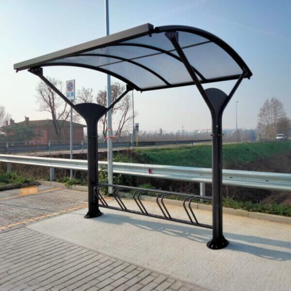 Fietsoverkapping van staal met gebogen polycarbonaat dak en fietsenrek voor 5 fietsen op bestrating