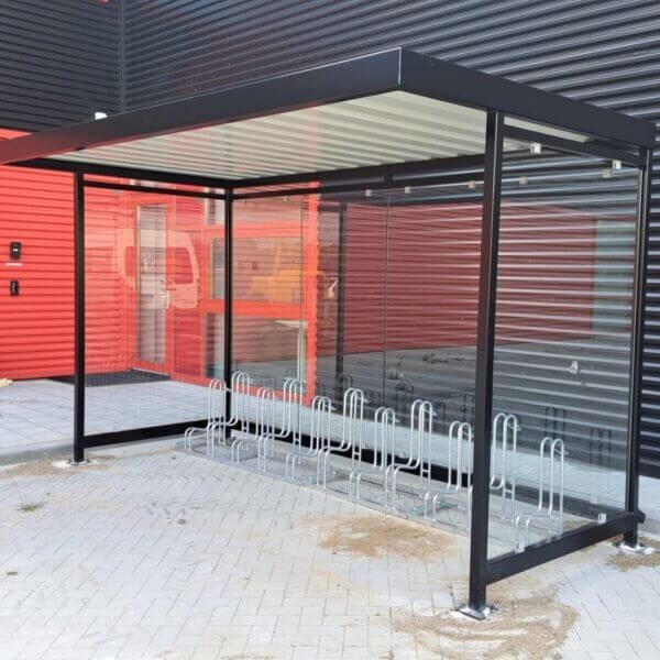 fietsoverkapping-prefab-kopen-met-fietsenrek Prefab fietsenstalling met fietsenrekken met voorwielondersteuning geschikt voor schijfremmen
