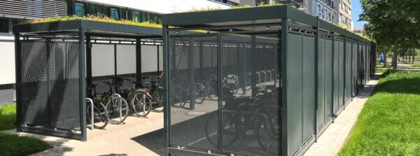 Rook- en fietsoverkapping met sedumdak Rook- en fietsoverkapping, voorzien van sedumdak voor duurzame en functionele bescherming en verankerd op tegels.