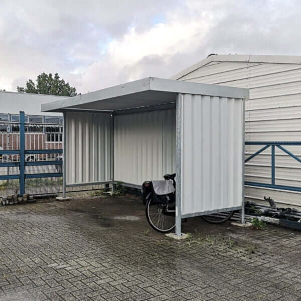 fietsoverkapping Leipzig direct online bestellen Compacte fietsenberging van 2 meter, geleverd als bouwpakket met zij- en achterwanden voor extra beschutting.