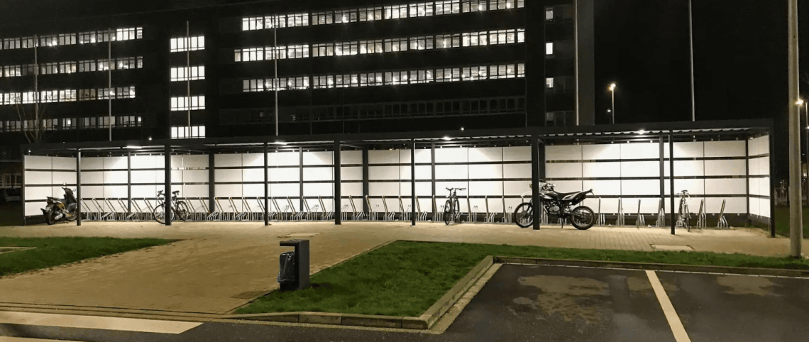 fietsenstalling met verlichting