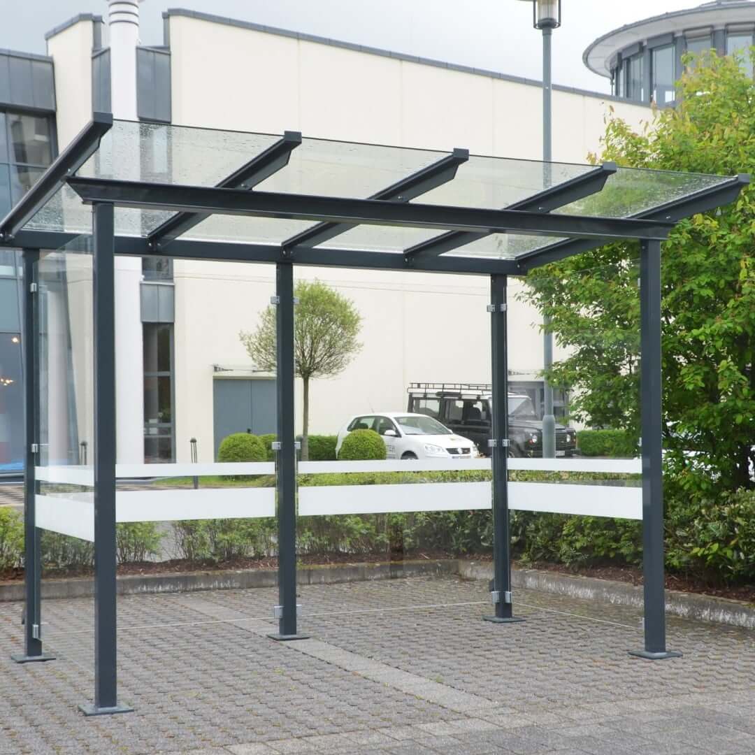 Rookabri met glazen dak en zijwanden, voorzien van zeefdruk en verankerd op tegels