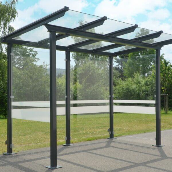 fietsenstalling met glazen wanden kopen Moderne fietsenstalling met glazen dak en wanden, voorzien van optionele zeefdruk voor extra privacy en uitstraling.