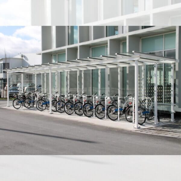 fietsenrekken kopen in ral-kleur voor fietsenstalling Fietsenrekken geplaatst in een witte rijwieloverkapping welke verankerd is op beton.
