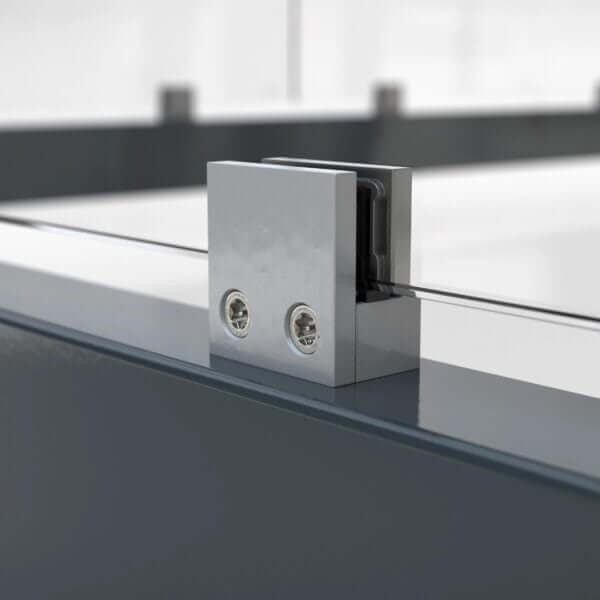 Sterke bevestiging voor ESG-glas in rook- en fietsoverkapping Detail glasbevestiging WSM overkapping met gehard ESG-glas