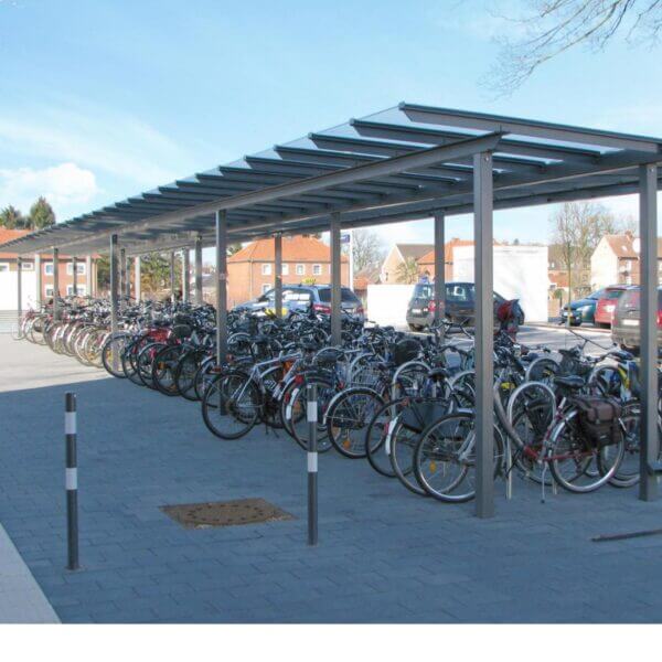 Fietsoverkapping voor school kopen Overdekte fietsenstalling met fietsnietjes aan een modern kantoorpand