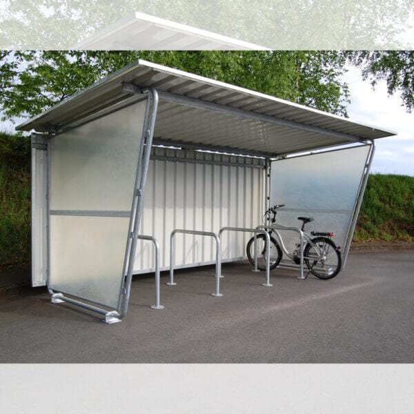 Overdekte fietsoverkapping met metalen zijwanden en fietsaanleunbeugels onder een stevig dak, geplaatst op asfalt.