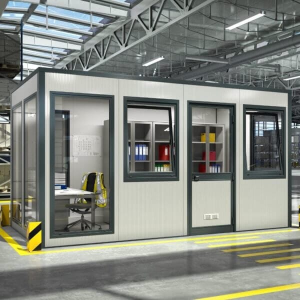 Kantoorunit 6x3 in een industriële ruimte Kantoorunit in een industriële setting, met grote ramen en een werkruimte.