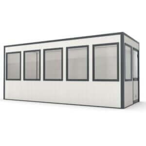 Ruime kantoorunit met vijf grote ramen, geschikt voor werkplekken.