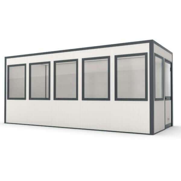 Ruime kantoorunit met vijf grote ramen, geschikt voor werkplekken.