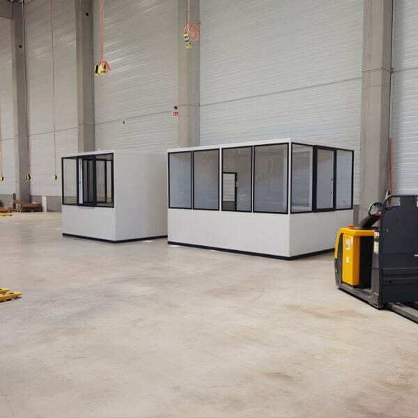 Kantoorunit Voor Bedrijfshal Kopen Kantoorunits geplaatst in een bedrijfshal, voorzien van ramen