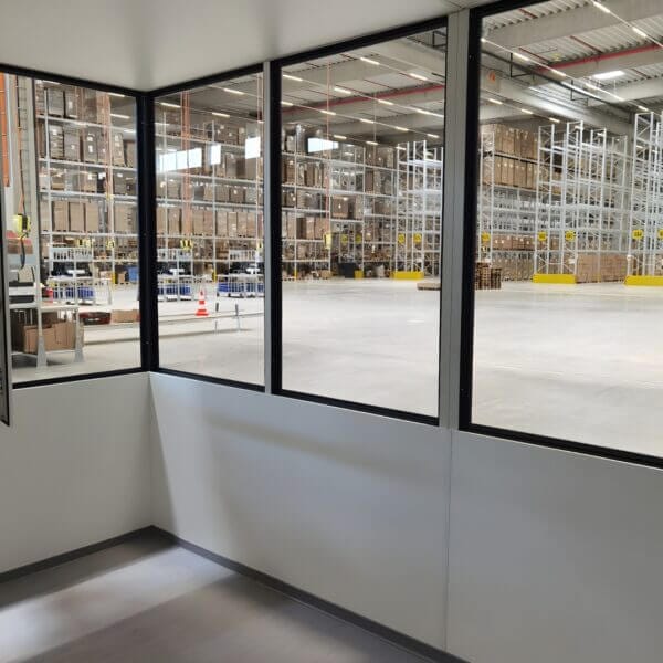Kantoorunit Voor Magazijn Kopen Kantoorunit voor magazijn, voorzien van ramen en geplaatst in een fabriekshal