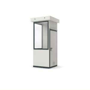 Prefab wachthuisje met hijsogen, voorzien van een afgesloten deur en grote ramen voor goed zicht.