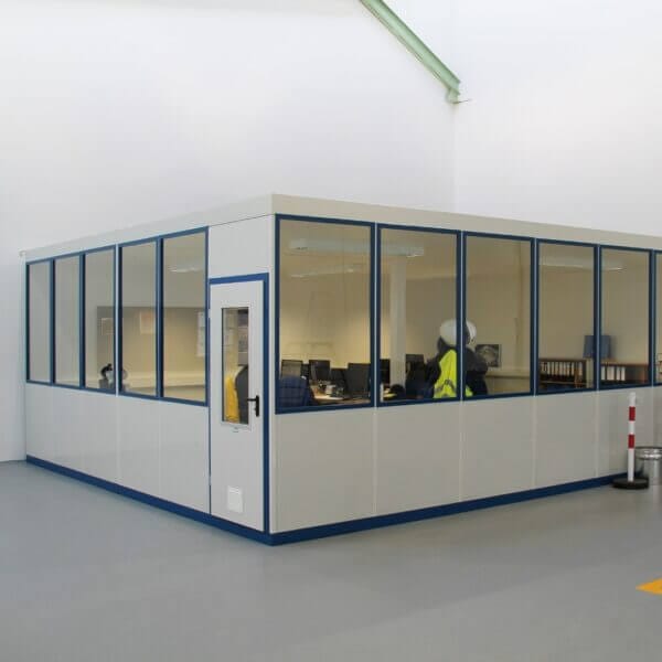 Kantoorunit voor binnen in industriële omgeving Kantoorunit voor binnen aan te schaffen met ramen, geschikt als kantoorruimte in een industriële omgeving.