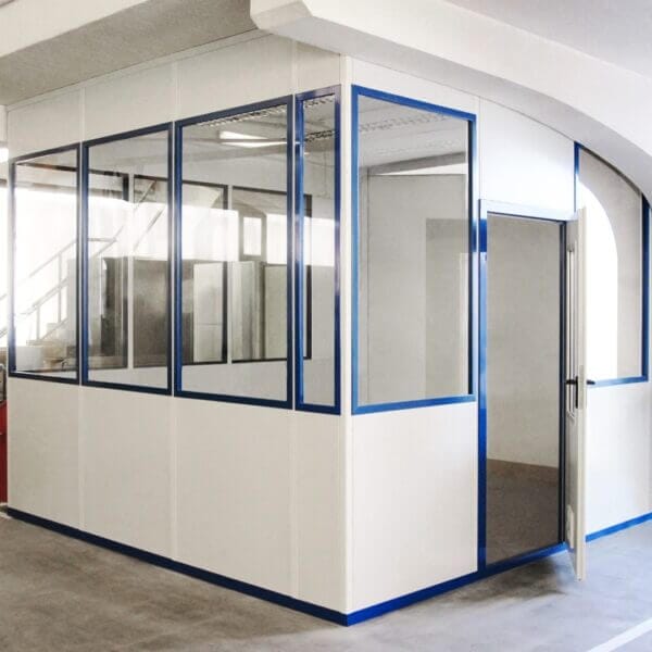 Modulaire kantoorunit voor binnen Modulaire kantoorunit met glazen wanden en deur, ideaal voor binnen gebruik.