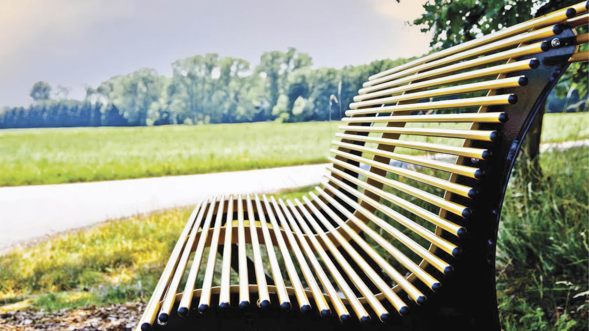 Metalen parkbank gepoedercoat in 2 kleuren en geplaatst in een dorp met een landelijke omgeving