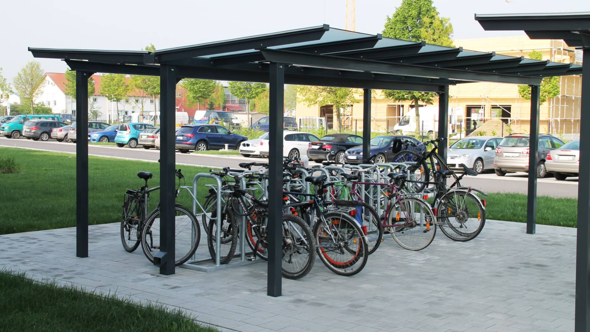 Overdekte fietsenstalling van glas en staal, geschikt voor bedrijven en scholen