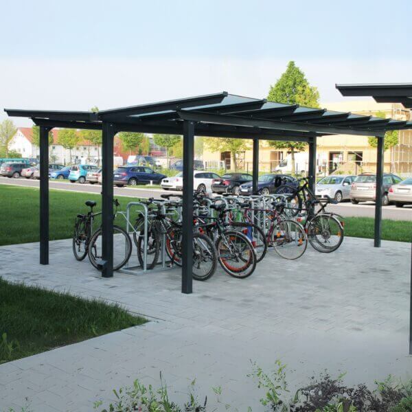 Overdekte fietsenstalling met fietsnietjes voor buitengebruik Overdekte fietsenstalling met fietsnietjes op een parkeerterrein