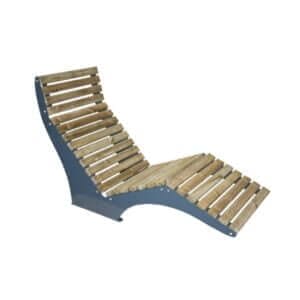 Loungestoel van hout met grijs stalen frame, ideaal voor buitengebruik in parken of openbare ruimten