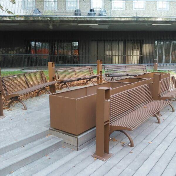 parkbank-best-5 Bruine parkbank van staal met rugleuning, geïntegreerd in moderne opstelling