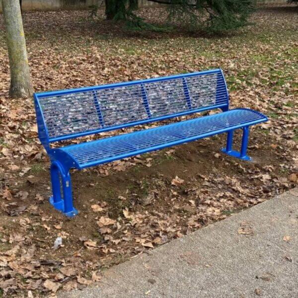 parkbank-carinzia-6 Blauwe metalen parkbank met rugleuning geplaatst op poeren in een park met herfstbladeren