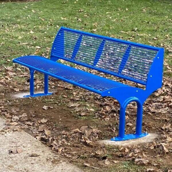 parkbank-carinzia-7 Blauw stalen parkbankje met rugleuning geplaatst op betonpoeren