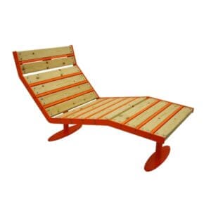 Longestoel voor de openbare ruimte met houten latten en oranje stalen frame