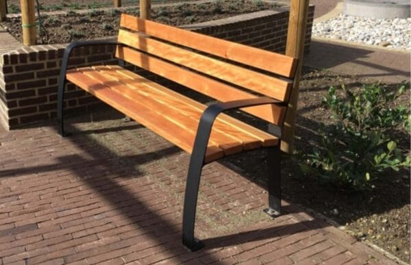 parkbank voor ouderen aanschaffen Parkbank met houten zitting en rugleuning voor senioren, zwarte armleuningen en hoge zithoogte van 470 mm.