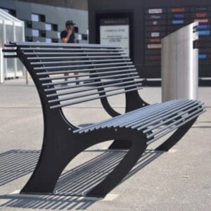 Metalen parkbank met gebogen frame en horizontale buizen