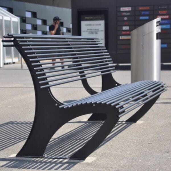 Metalen parkbank met gebogen frame en horizontale buizen