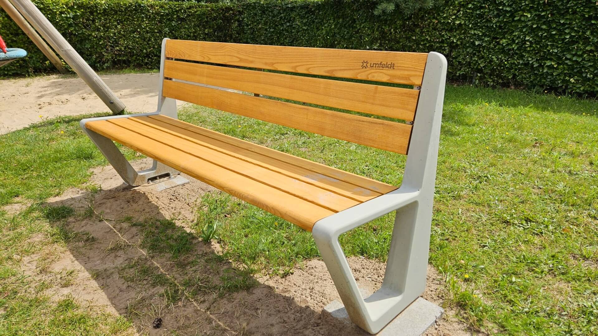 Parkbank met houten zitvlak en rugleuning, robuust betonframe en branding van Umfeldt
