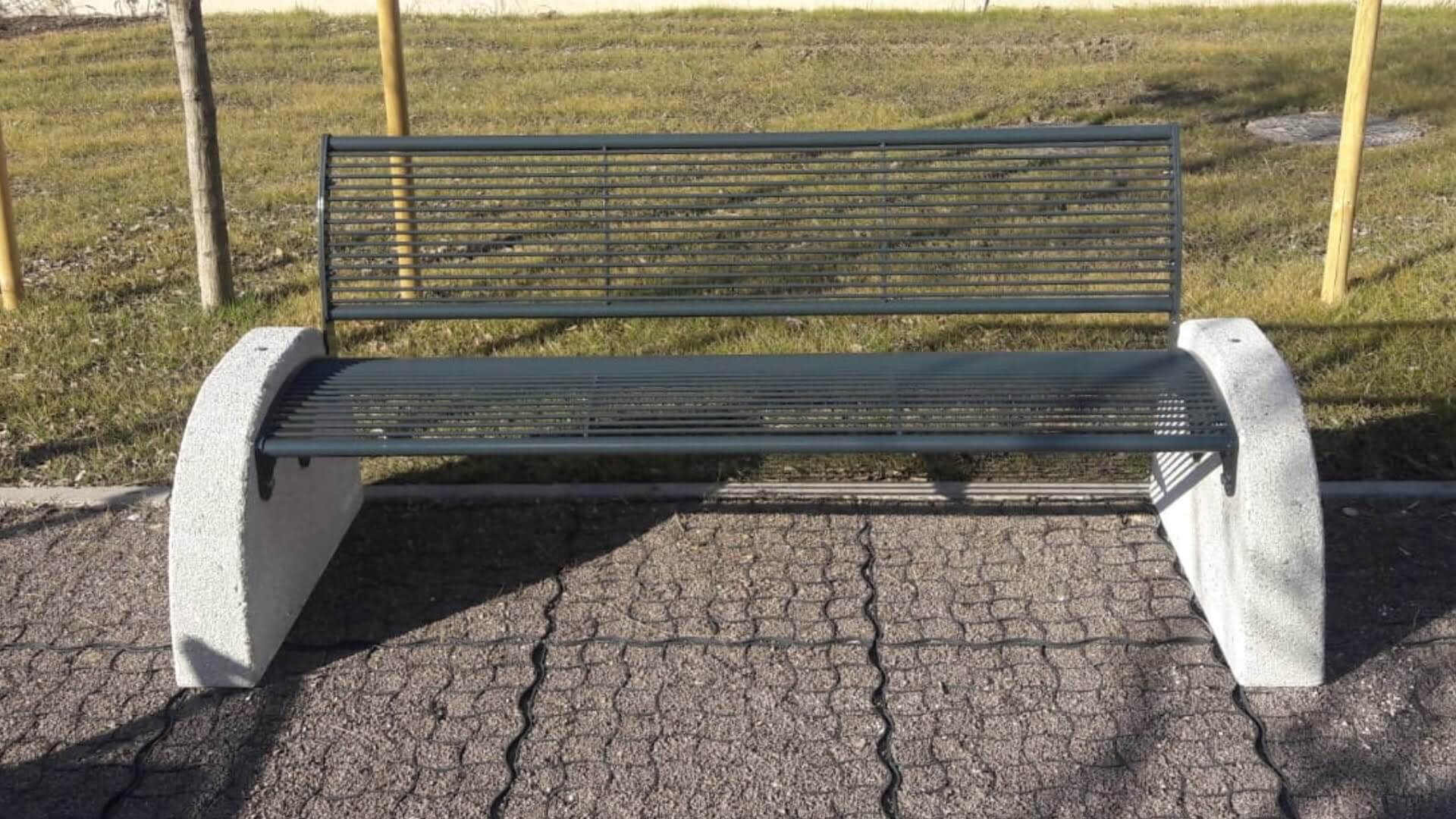 Parkbank van beton en staal in ral-7016 met rugleuning geplaatst op bestrating