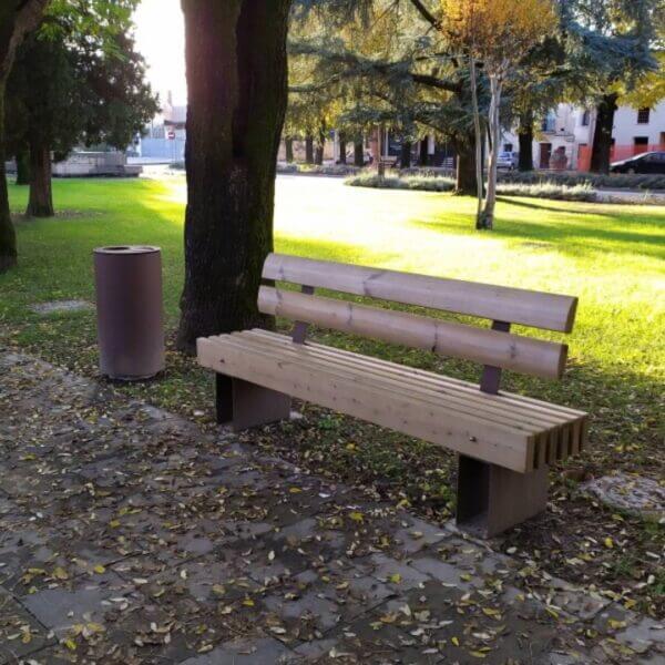 Parkbank met houten zitvlak en rugleuning, geplaatst in een park