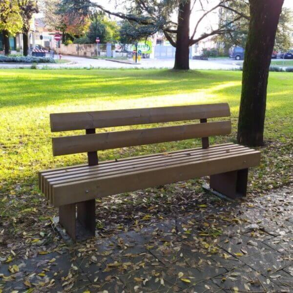 Houten parkbank met rugleuning en stalen onderstel in een park