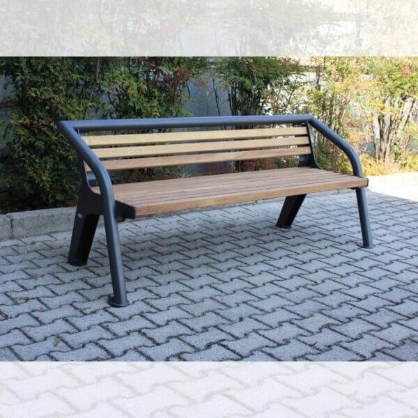 Parkbank met houten latten en zwart stalen frame op bestrating