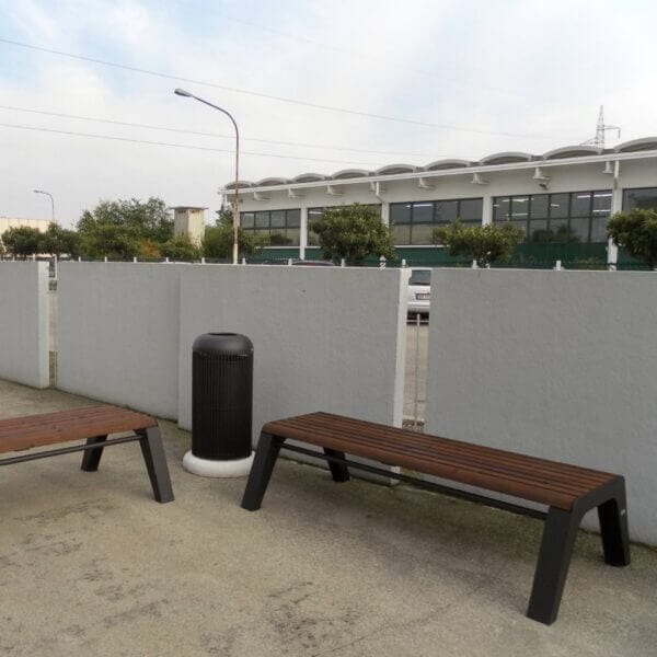 Twee parkbanken zonder rugleuning met houten zitting en gekleurd in ral-7016.