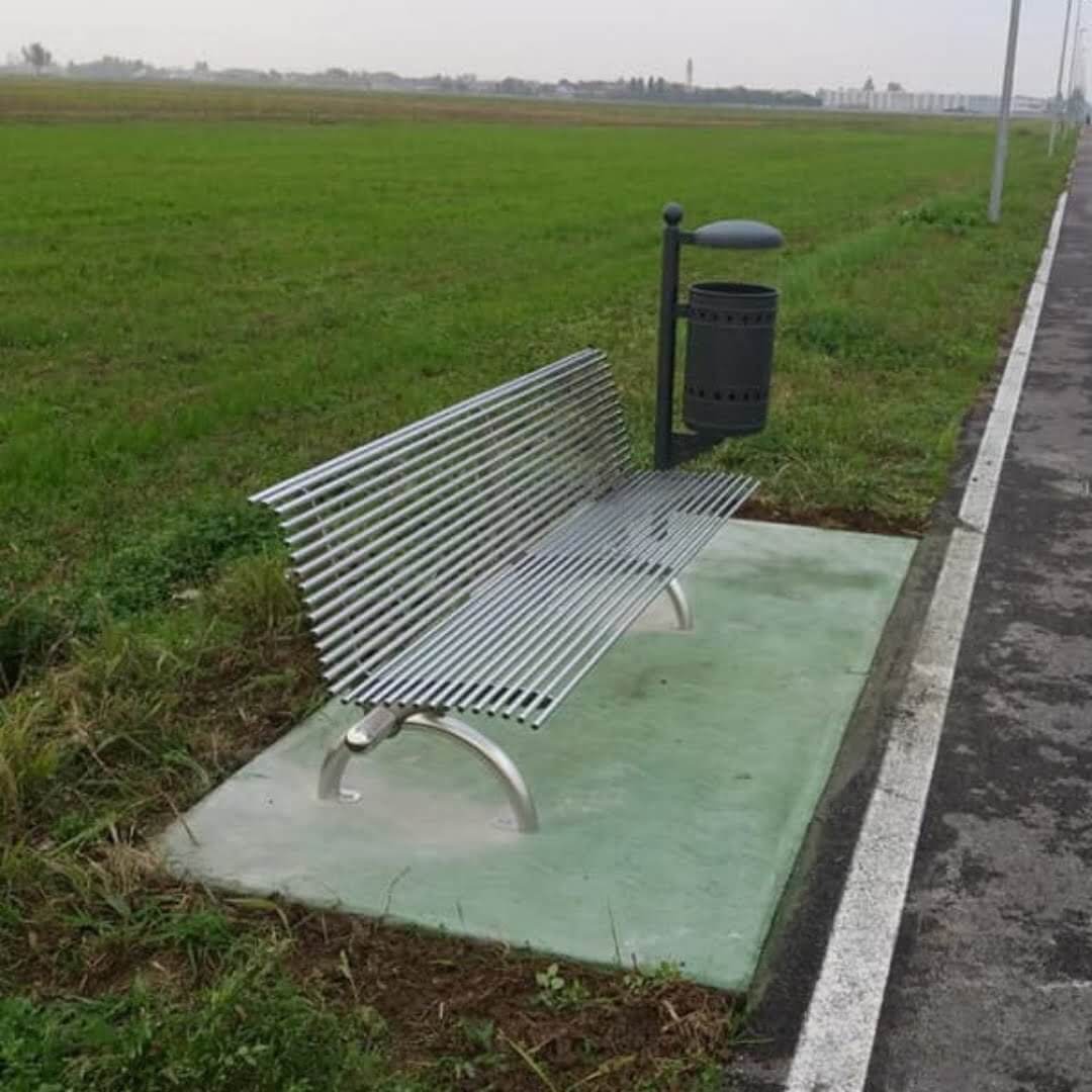 Roestvrijstalen parkbank met geïntegreerde prullenbak, ideaal voor duurzame buitenruimtes.