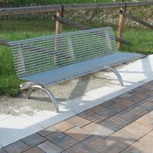 Roestvrijstalen parkbank met modern design, perfect voor buitenruimtes.