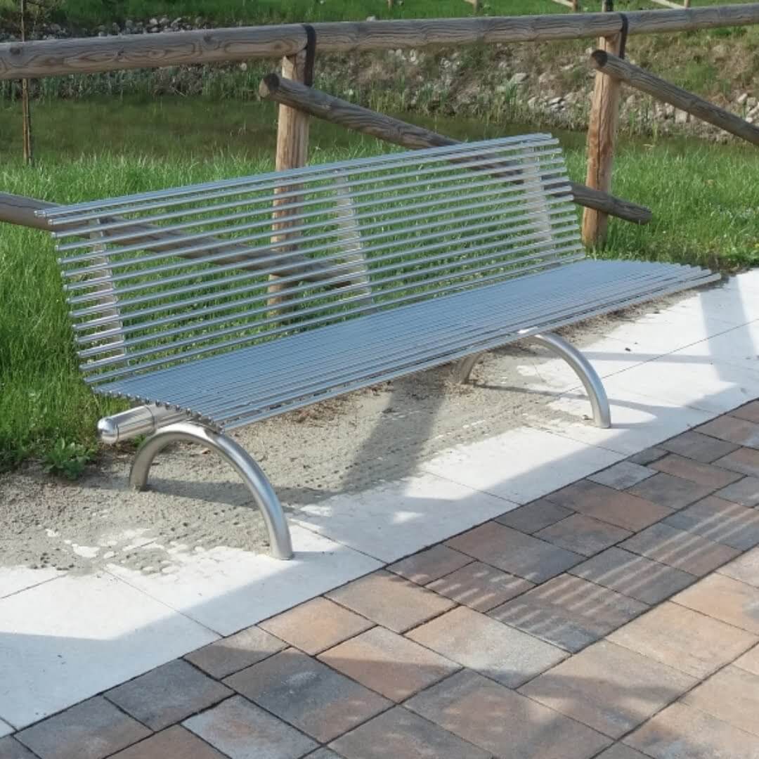 Roestvrijstalen parkbank met modern design, perfect voor buitenruimtes.