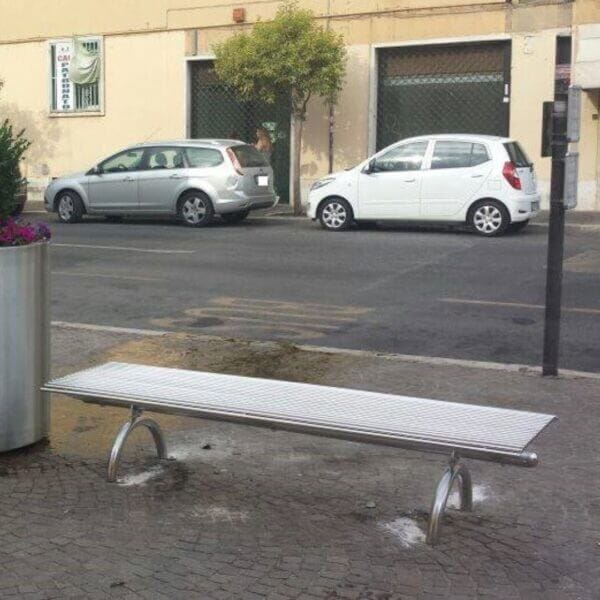 Roestvrijstalen parkbank zonder rugleuning met modern en duurzaam ontwerp.