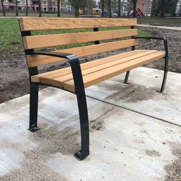 parkbank-senior-9 Parkbank voor senioren met houten latten en zwart stalen frame op betonnen ondergrond.