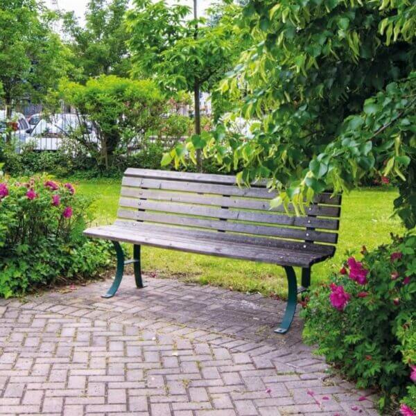 Klassieke straatbank van hout en staal – tijdloos design Klassieke straatbank van hout met een stalen onderstel, geplaatst in een groene omgeving. Duurzaam en geschikt voor parken en openbare ruimtes.