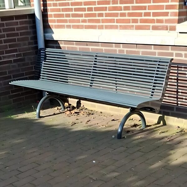 parkbank-staal-kopen-voor-bedrijven Parkbank van staal met rugleuning geplaatst op klinkers